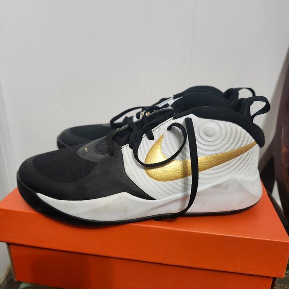 Boy's Nike Team Hustle basketball shoes 6.5 Y - Picture 2 of 8